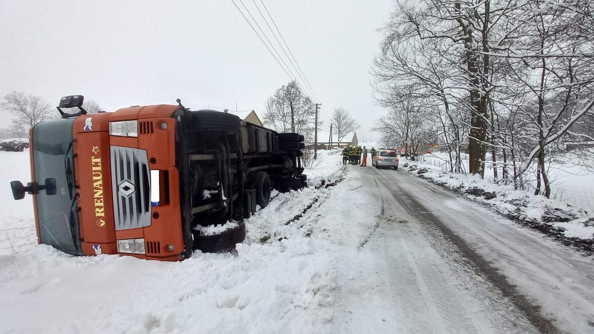 Při nehodě kamionu na Frýdecko-Místecku uhynulo 31 prasat